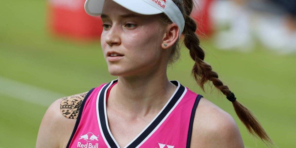 
                    Елена Рыбакина вышла в четвертьфинал турнира в Пекине
                
