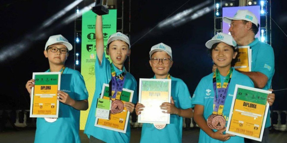 
                    Серебро и бронзу выиграли казахстанские школьники на чемпионате мира по шахматам
                