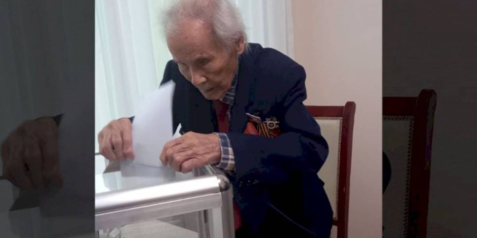 
                    Столетний ветеран проголосовал на выборах Президента в алматинской больнице
                