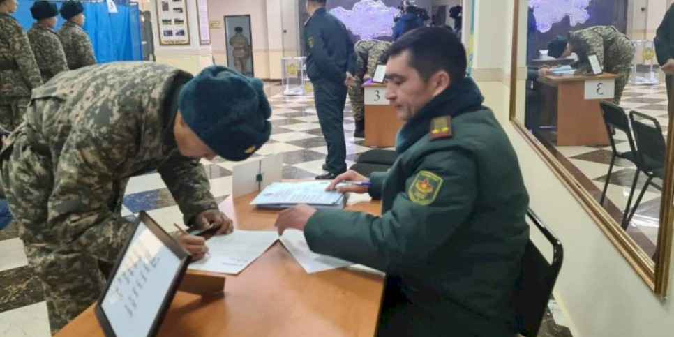 
                    Военнослужащие Казахстана проголосовали за будущее страны
                