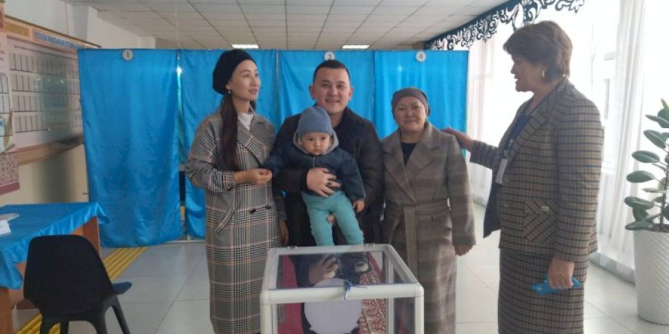 
                    Елдос Кадирханов пришел на выборы с семьей
                