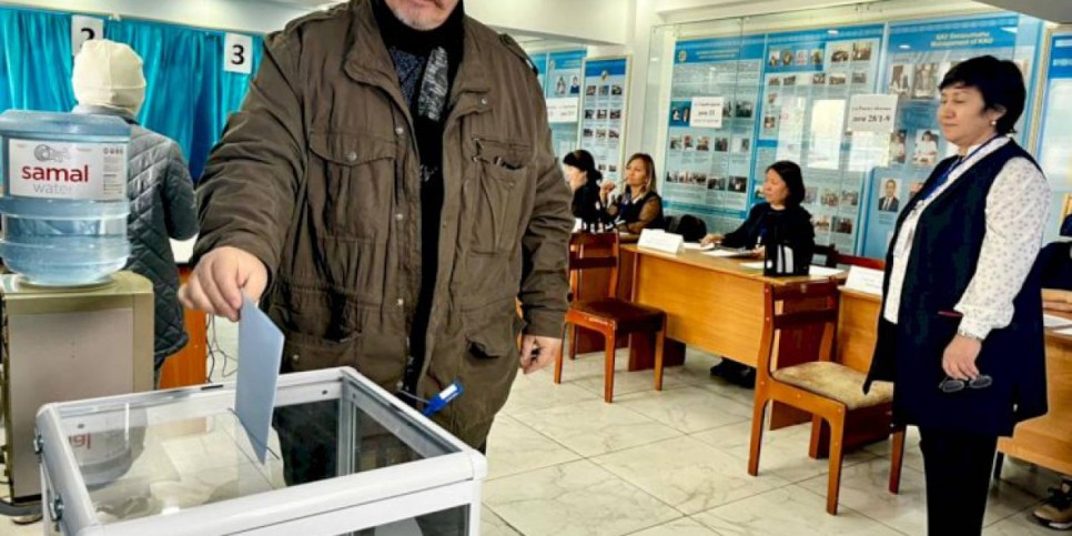 
                    Общественный деятель Всеволод Лукашев проголосовал на выборах в Алматы
                