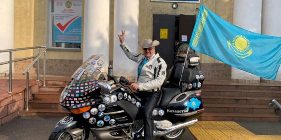 
                    Знаменитый байкер Дмитрий Петрухин проголосовал в Алматы
                