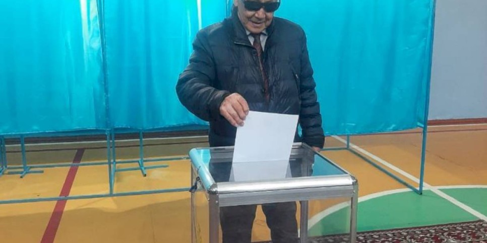 
                    Ветеран спорта Май Хван проголосовал на выборах в Алматы
                