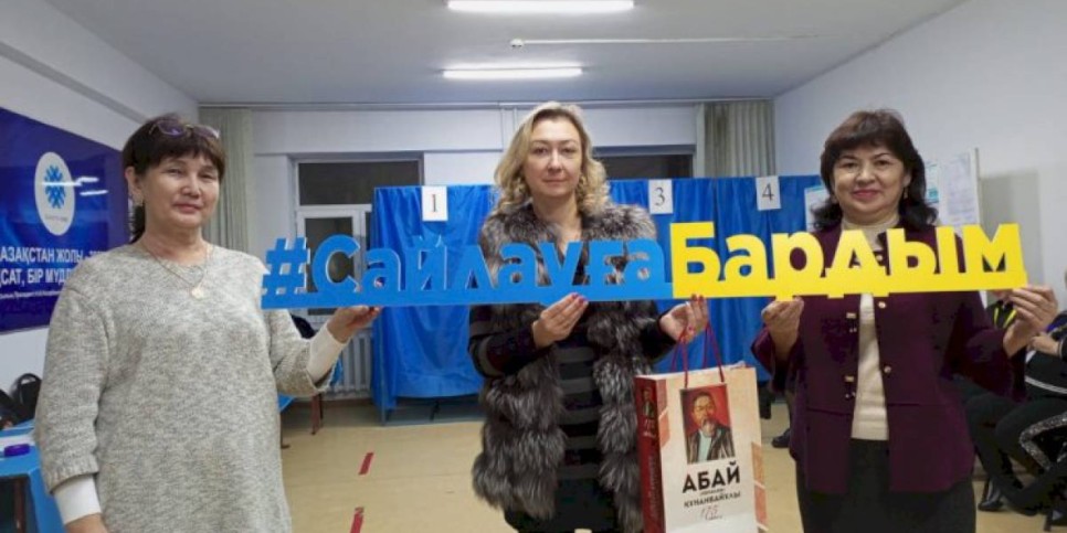
                    На избирательных участках Турксибского района подарили книгу Абая первым голосующим
                
