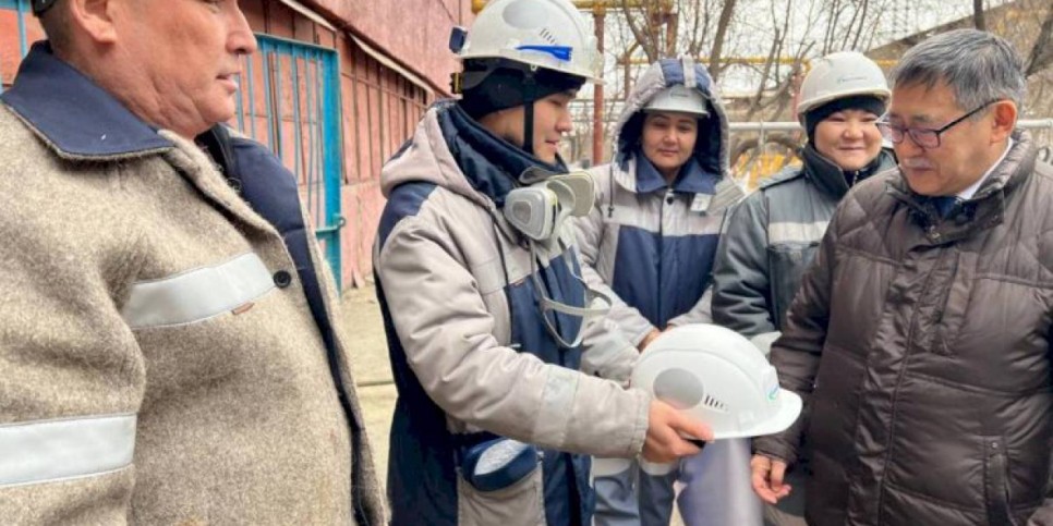 
                    Представители отраслевых профсоюзов Казахстана передали свои каски Мейраму Қажыкен
                