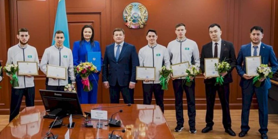 
                    Глава Минкульта вручил казахстанским гимнастам поздравительное письмо от имени Президента
                