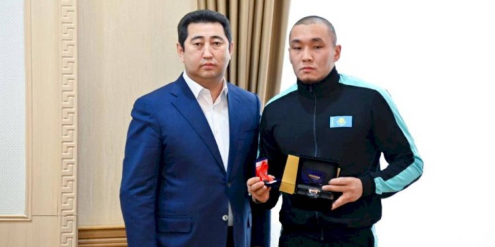 
                    Чемпиону мира по паралыжному спорту Ерболу Хамитову вручили ключи от служебной квартиры
                