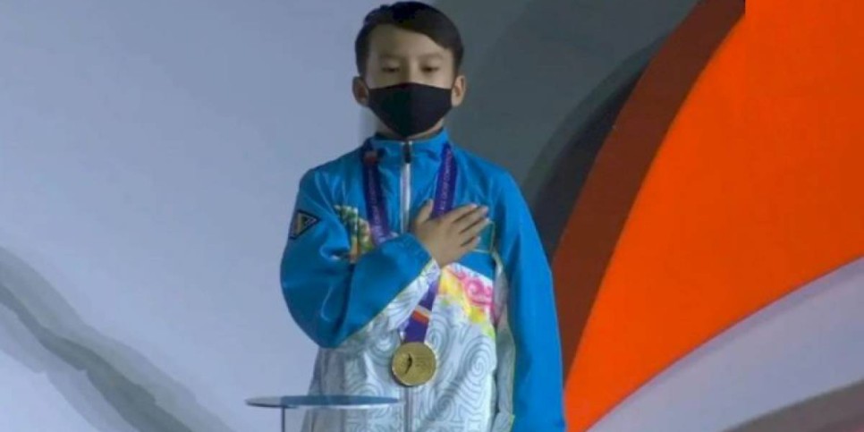 
                    Юный гимнаст из Казахстана стал золотым призером ЧМ в Баку
                
