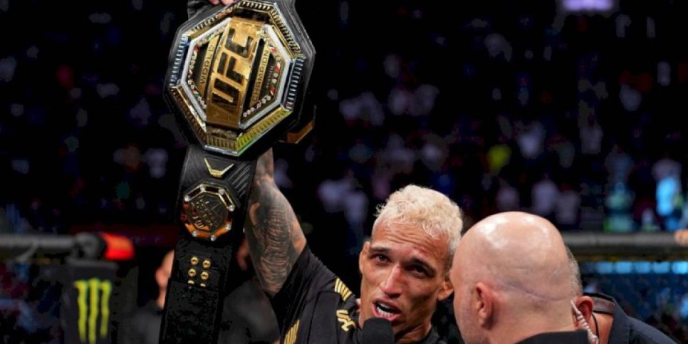 
                    Бразилец Оливейра стал новым чемпионом UFC в легком весе
                