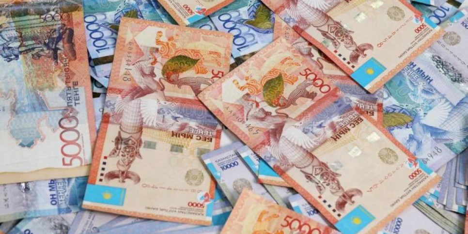 
                    В Казахстане запретили вывоз иностранной валюты более чем на $10 тысяч и золота
                