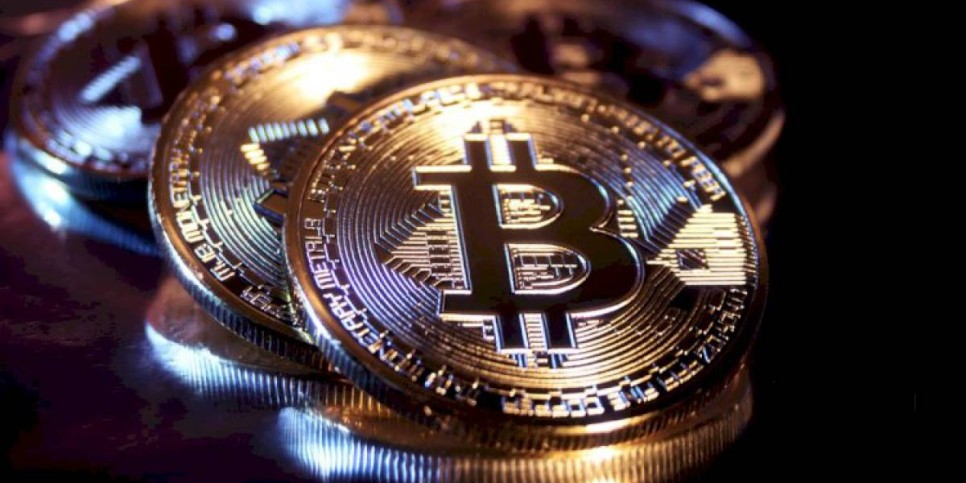 
                    Цена биткойна преодолела отметку в 27 500 долларов
                