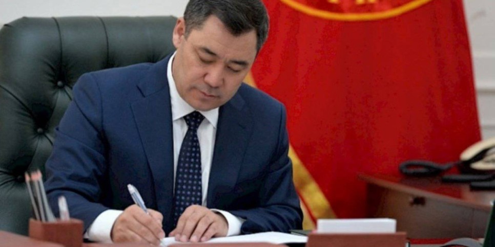 
                    Президент Кыргызстана подписал закон об изменении флага
                