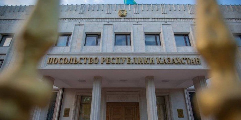 
                    Посольство Казахстана приостановит прием граждан в Москве
                