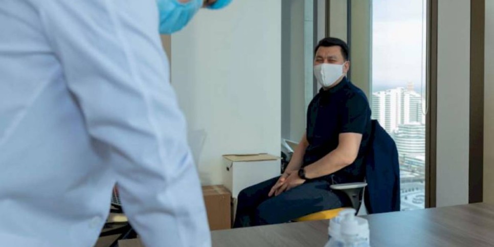 
                    Ерлан Карин получил вторую дозу казахстанской вакцины от COVID
                