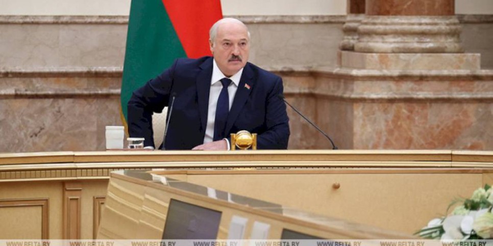
                    «Умирать я не собираюсь, ребята». Александр Лукашенко прокомментировал сообщения о своей болезни
                