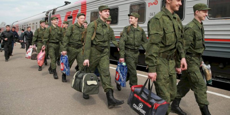
                    В России приняли закон, который обяжет призывников сдавать загранпаспорта
                