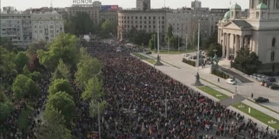 
                    В Белграде на акцию протеста вышли десятки тысяч людей
                