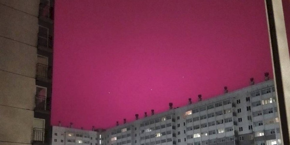 
                    В небе над Украиной заметили странное сияние ярко-розового цвета
                