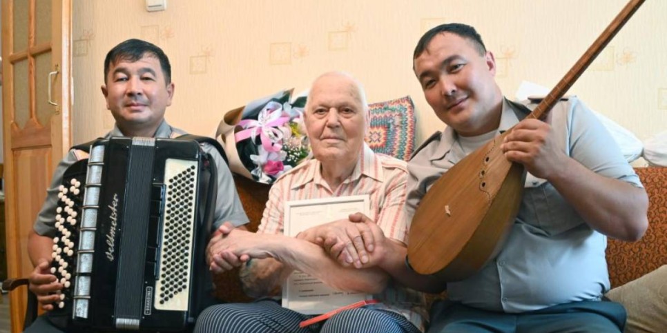 
                    С 98-летием поздравили фронтовика Ивана Макеева в Таразе 
                