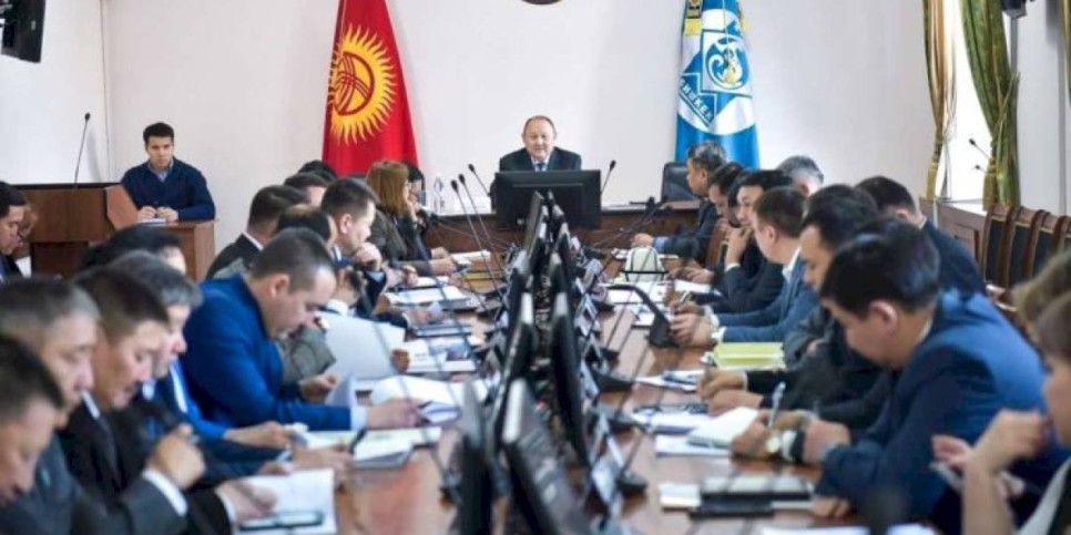 
                    Мэр Бишкека поручил усиленно привлекать горожан к субботникам
                