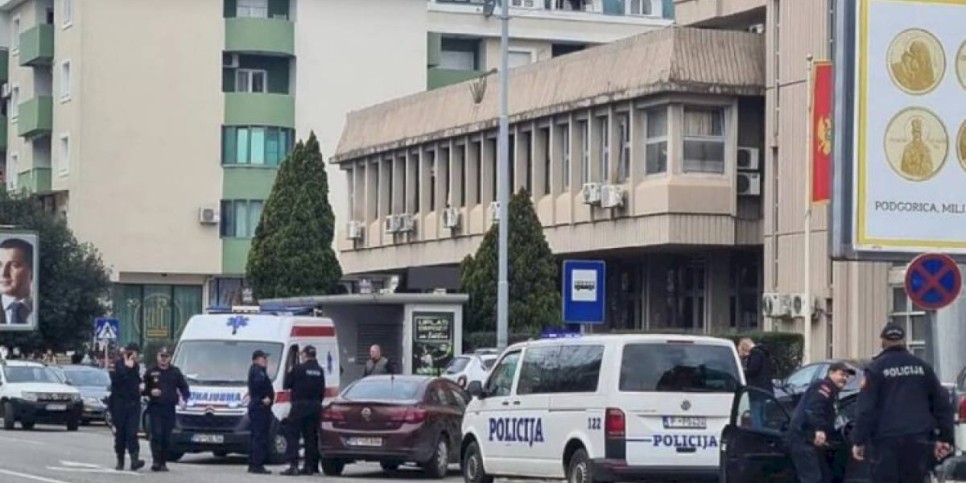 
                    В Черногории мужчина взорвал гранату в суде
                