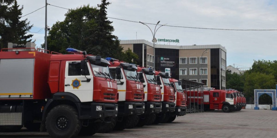 
                    Глава МЧС вручил ключи от новой техники спасателям СКО
                