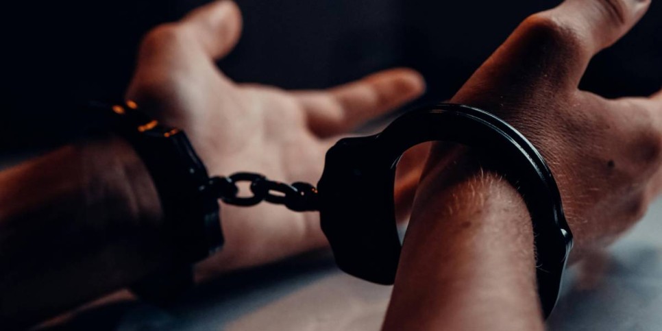 
                    Сломал челюсть и сбежал на 12 лет: из Дубая вернули подозреваемого казахстанца 
                