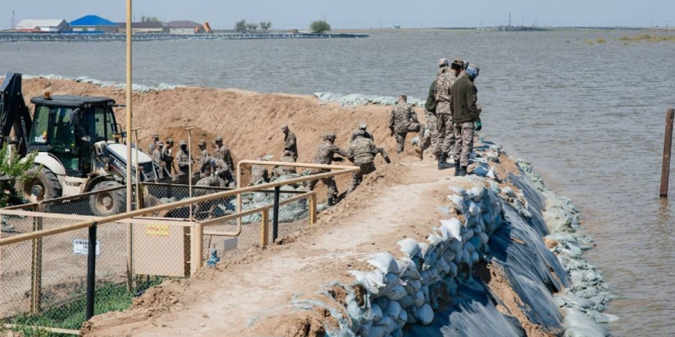 
                    Угроза паводка в Атырау: на гидропостах уровень воды превысил опасную отметку
                