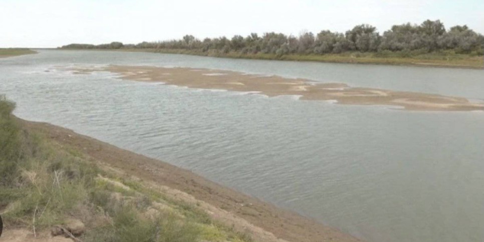 
                    Уровень воды в реке Жайык снизился
                