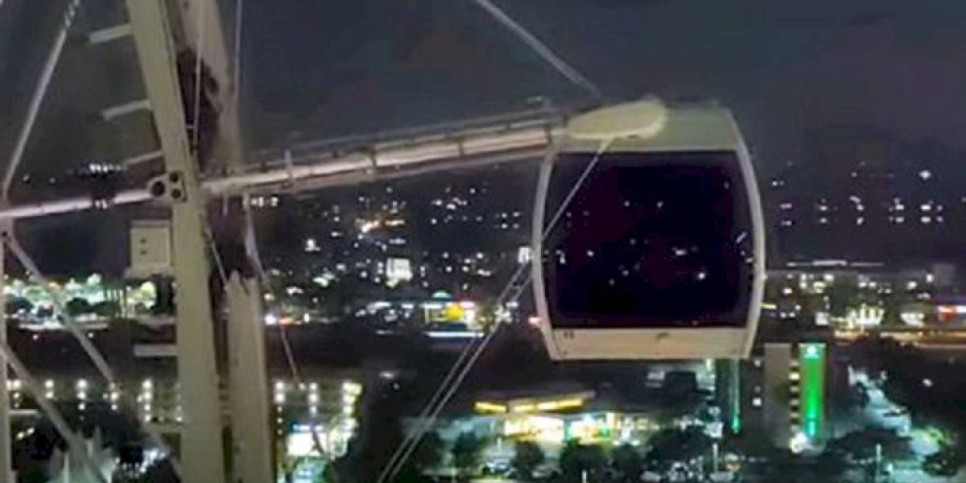 
                    Более 60 человек стали пленниками колеса обозрения в парке аттракционов в США
                