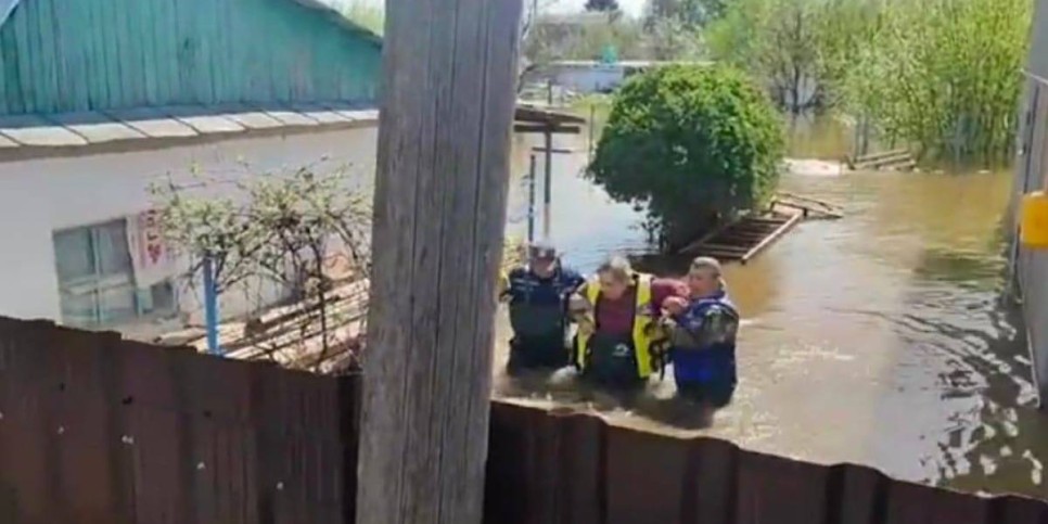 
                    Полицейские спасли мужчину из затопленного дома в ЗКО
                