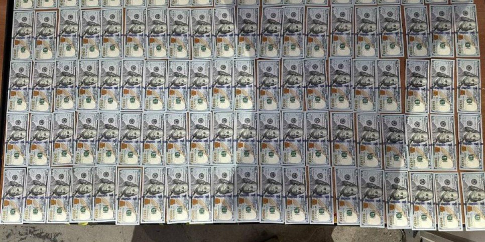 
                    90 тысяч долларов конфисковали у иностранца в аэропорту Атырау
                
