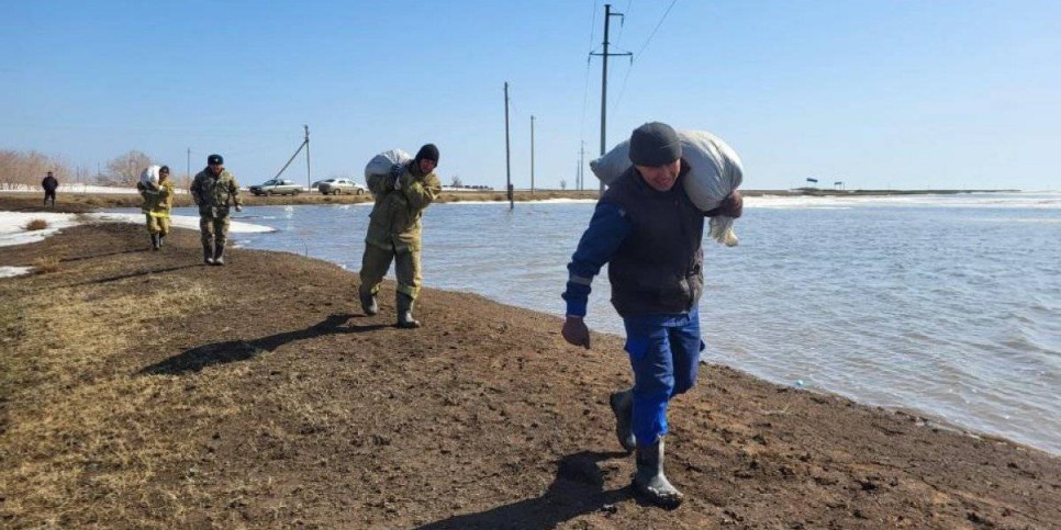 
                    Бектенов и вице-премьеры выехали в регионы со сложной паводковой ситуацией
                