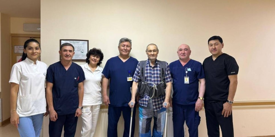 
                    В Алматы пациенту с искусственным сердцем успешно заменили коленный сустав
                