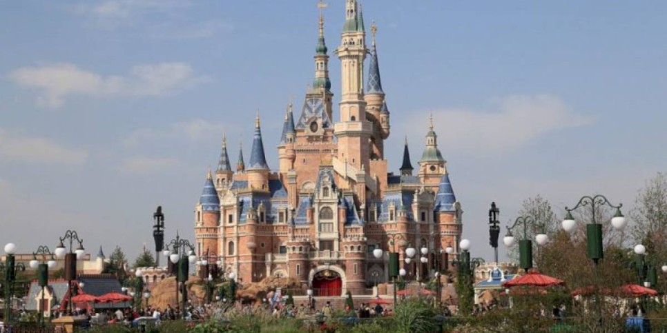 
                    Парк Disneyland вместе с посетителями закрыли на карантин в Шанхае
                