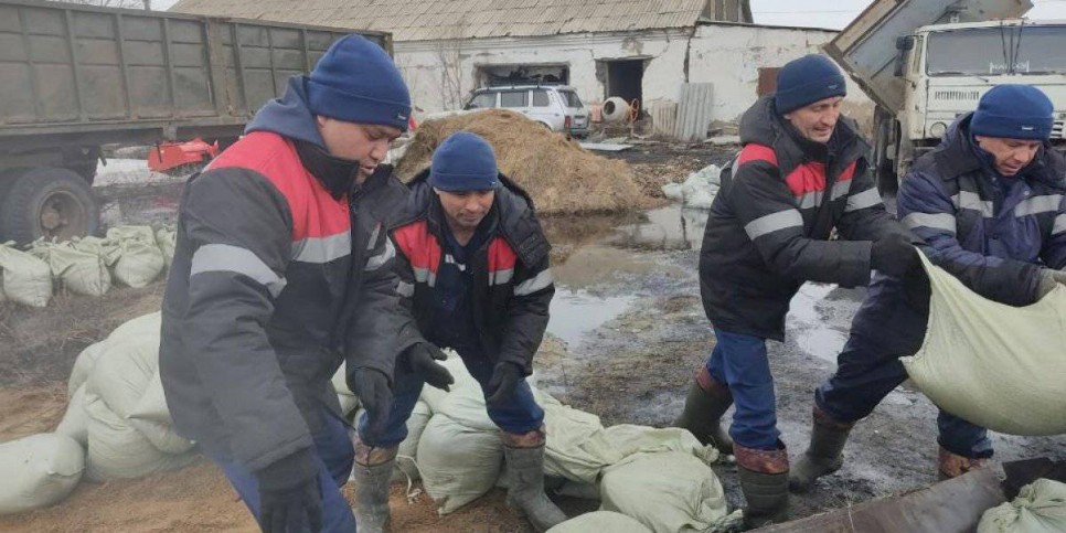 
                    На помощь костанайским спасателям пришли военные, полиция, Нацгвардия, Казавиаспас
                