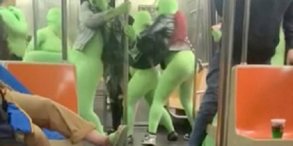 
                    Странное нападение группы «зеленых гоблинов» на девушек в метро попало на видео
                