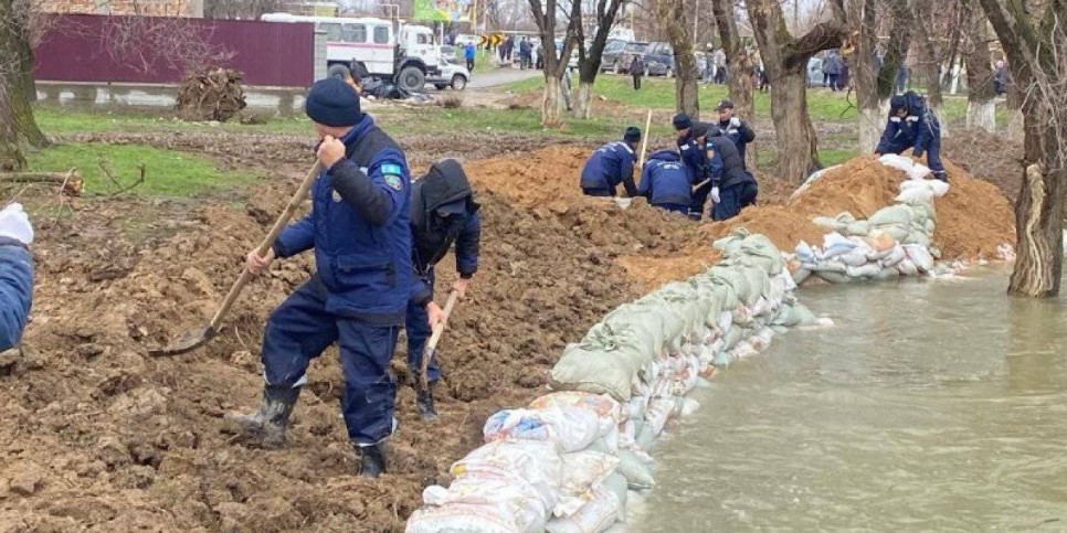 
                    Более тысячи комплектов спецодежды для борьбы с паводками бесплатно раздала швея — член АНК
                