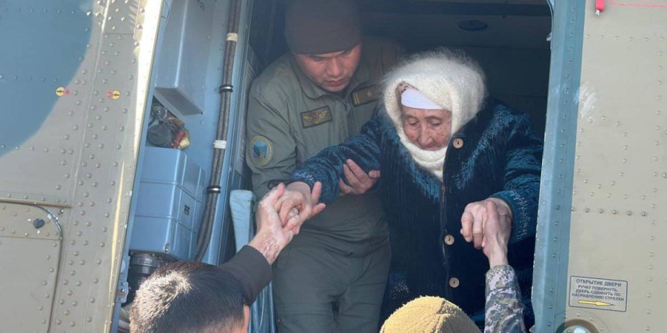 
                    Военные летчики эвакуируют казахстанцев из зон стихийного бедствия
                