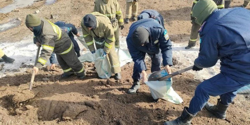 
                    Более тысячи человек задействованы на паводковых участках в Казахстане
                