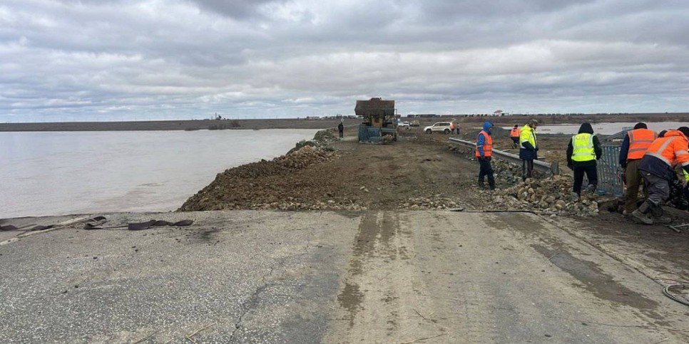 
                    Восстановлено движение по размытому мосту в Актюбинской области
                