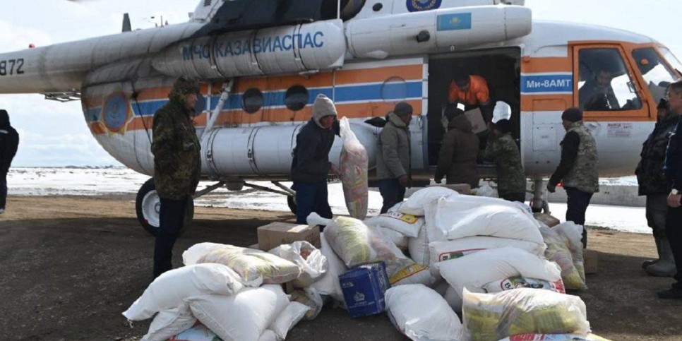 
                    Продукты питания и медикаменты доставили на вертолете в села области Абай
                