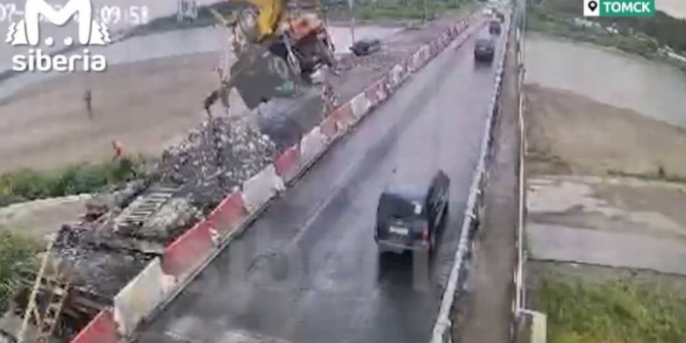 
                    Видео прыжка мужчины из падающего с моста автокрана шокировало зрителей
                