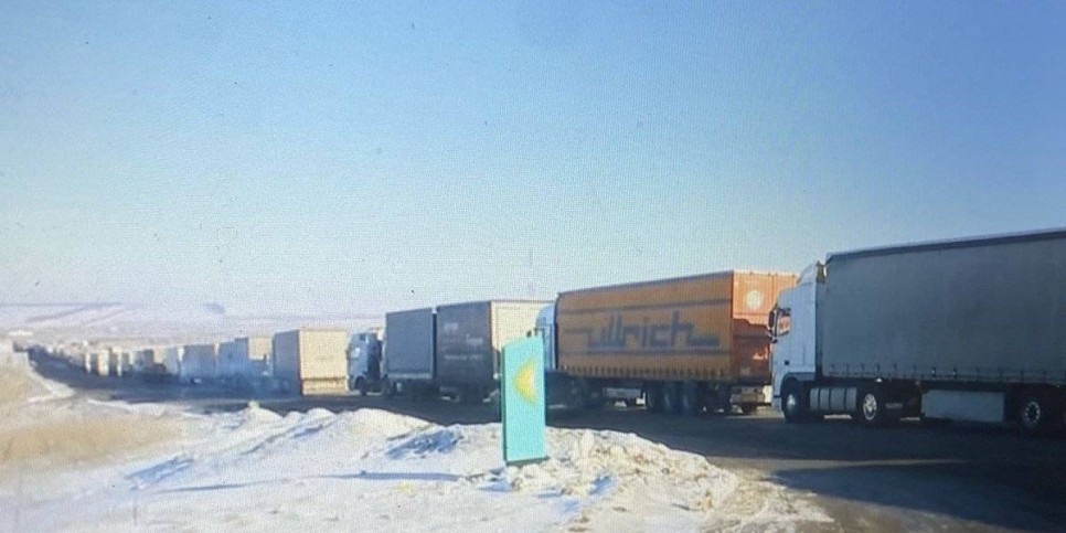 
                    500 фур сутками стоят на границе с Россией
                