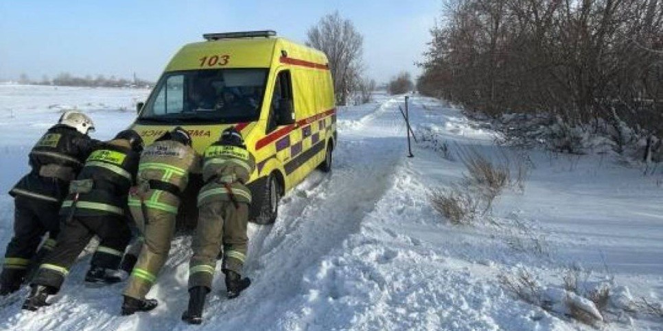 
                    Машину скорой помощи вызволили из снежного заноса спасатели Карагандинской области
                