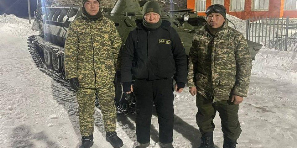 
                    Военнослужащие вызволили из снежного плена более 50 человек в Актюбинской области
                