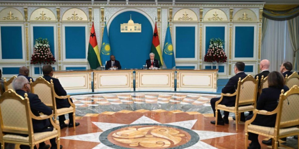 
                    Токаев и Умару Сисоку Эмбало провели брифинг для представителей СМИ
                