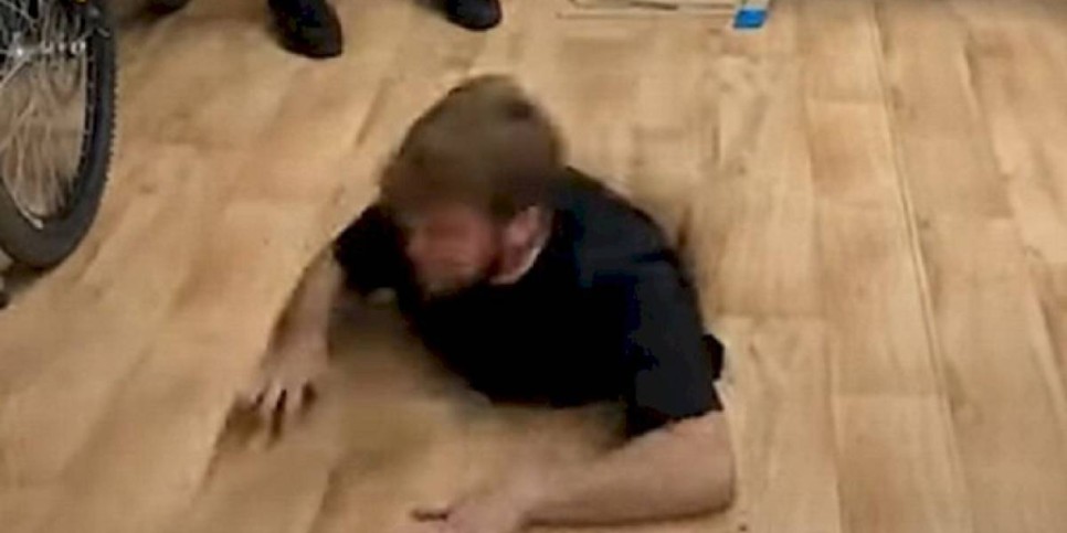 
                    Видео с танцором, провалившимся сквозь пол, насмешило и озадачило зрителей
                