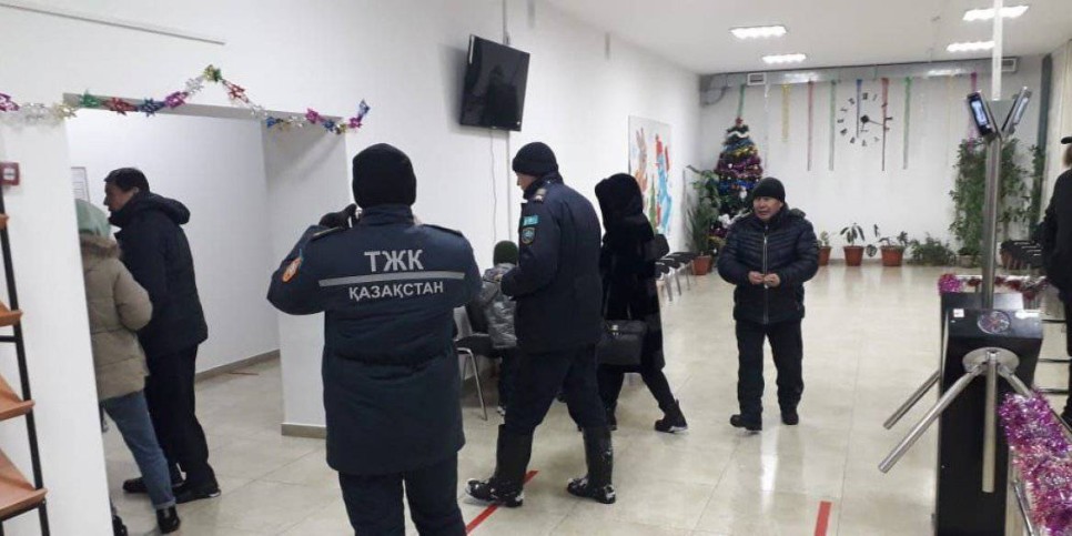 
                    65 иностранцев спасли ночью на закрытой трассе акмолинские полицейские
                